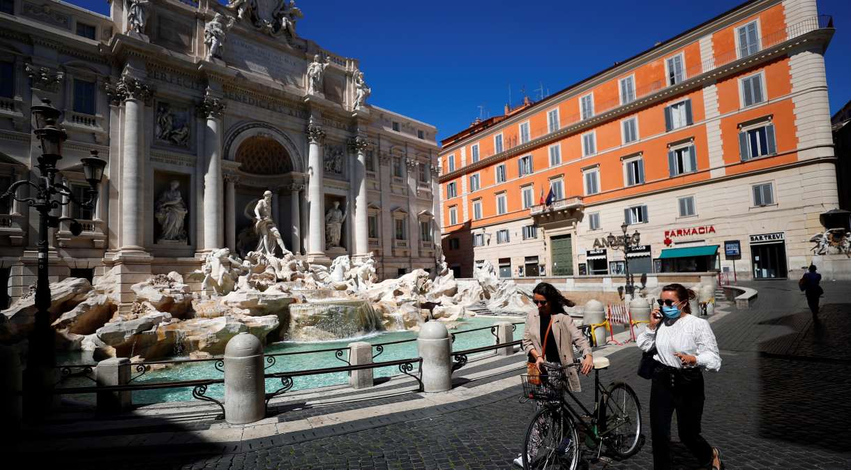 Pessoas passam em frente à Fontana di Trevi, em meio à flexibilização das restrições por causa do coronavírus. Roma, 07 de maio de 2020.