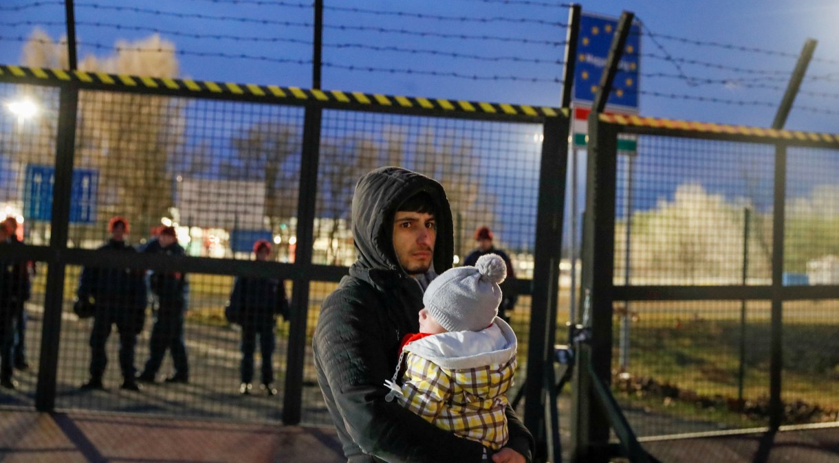 Migrante em fronteira fechada entre a Sérvia e a Hungria, que é membro da União Europeia (UE), 06 de fevereiro de 2020.