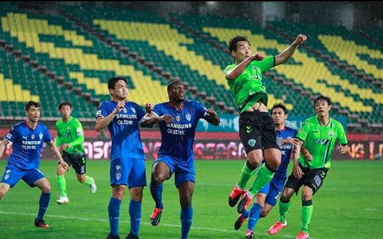 Jeonbuk Motors e Suwon Bluewings se enfrentam com portões fechados no início da nova temporada do Campeonato Sul-Coreano de futebol, em 8 de maio de 2020