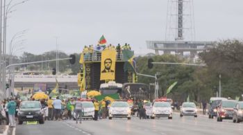 Manifestantes fizeram uma carreata saindo do Museu da República e passaram por toda a Esplanada dos Ministérios