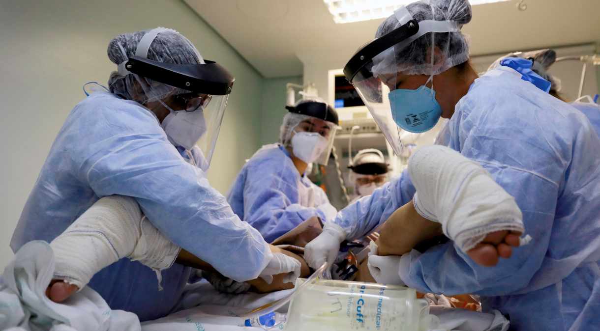 Profissionais de saúde cuidam de paciente em UTI durante a pandemia de coronavírus. Porto Alegre, 17 de abril de 2020.
