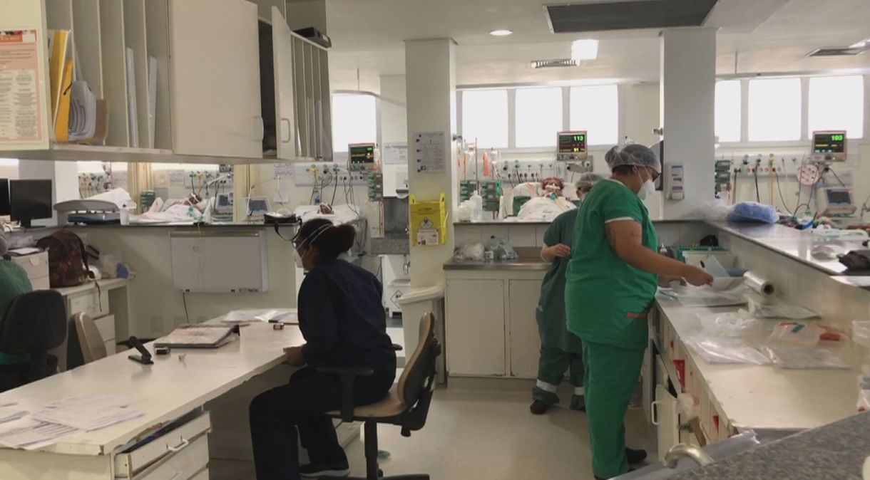 Profissionais da saúde durante o expediente em hospital de São Paulo (SP)