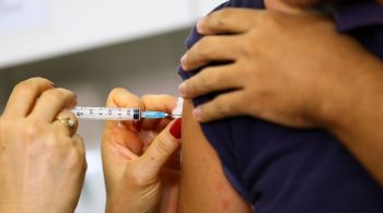 Médico da Fiocruz elogia estrutura do país para rápida aplicação da imunização, após aprovada pela Anvisa