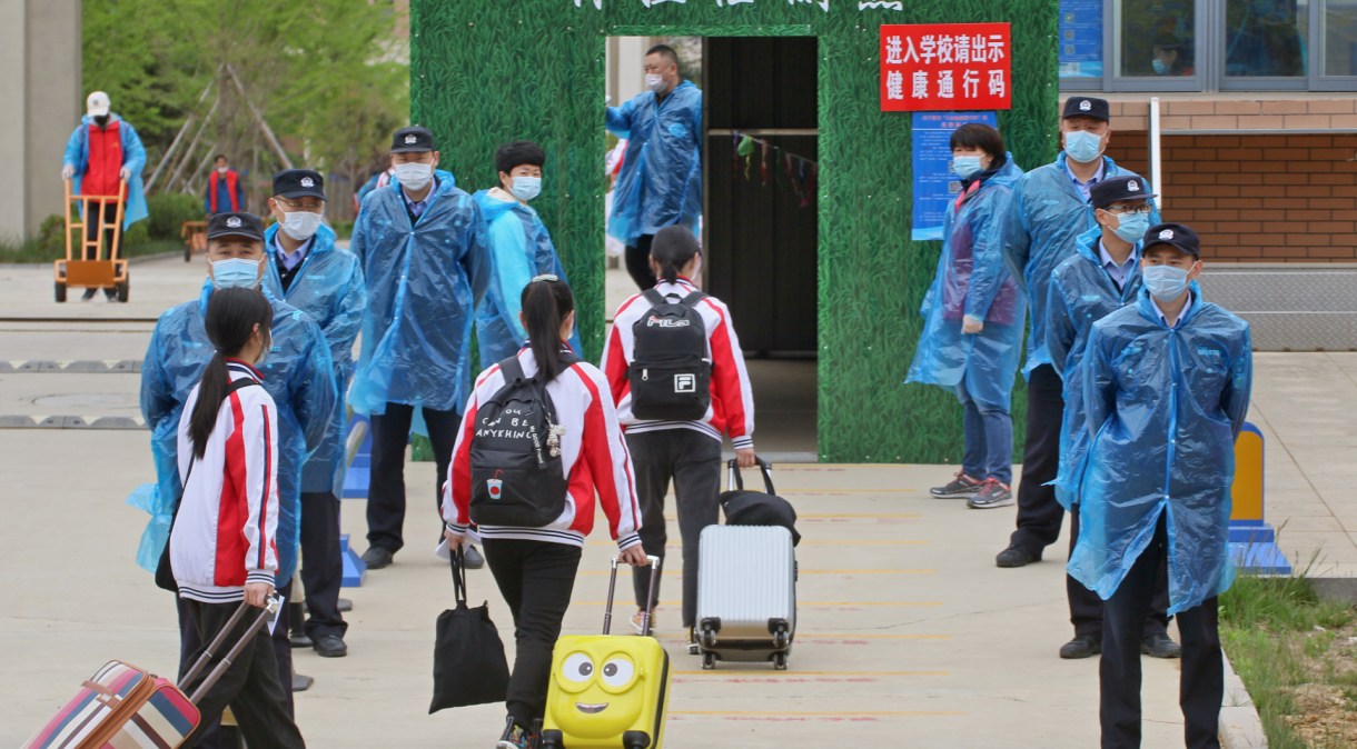 Policiais controlam entrada de estudantes em colégio de Yantai, Província de Shandong, no leste da China