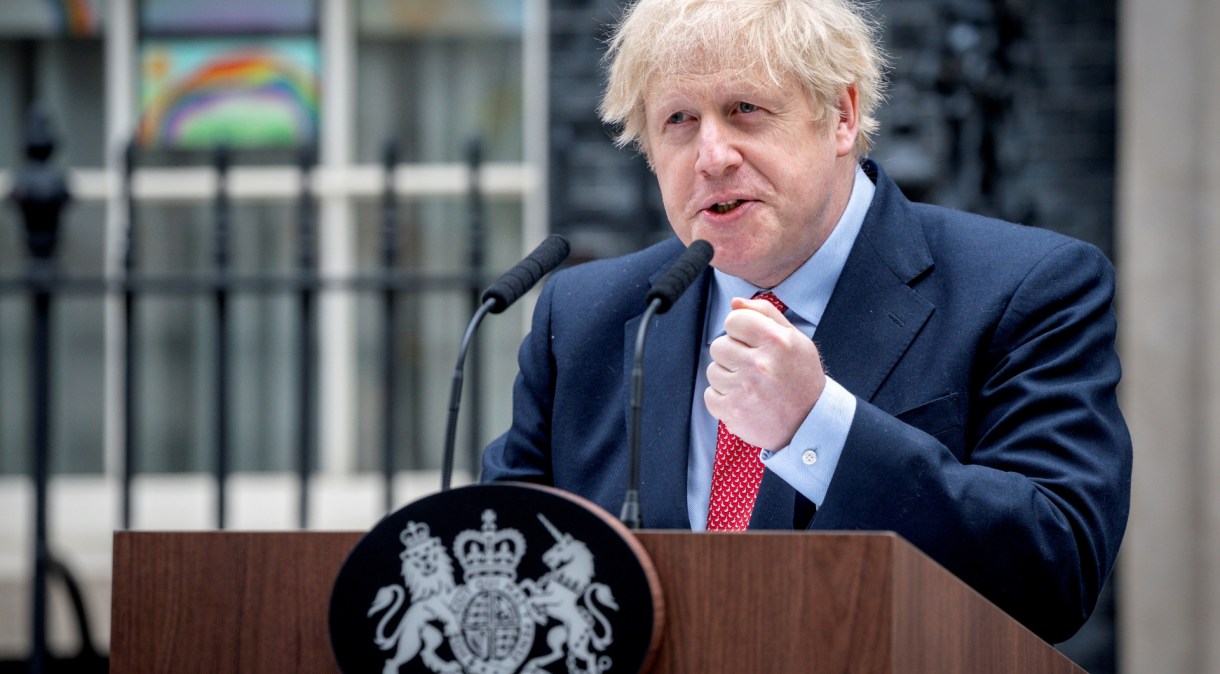 Premiê britânico, Boris Johnson, discursa em frente à sua residência oficial em Londres