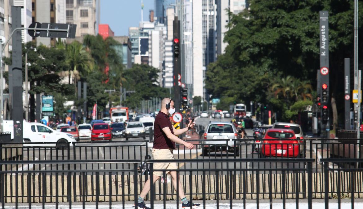 Homem caminha por São Paulo, a décima quarta maior cidade do mundo: cidade tem PIB de R$ 699 bilhões