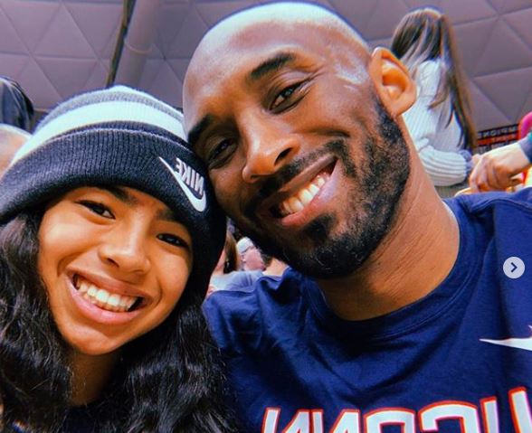 Kobe Bryant e a filha Gianna, mortos em acidente de helicóptero em janeiro de 2020