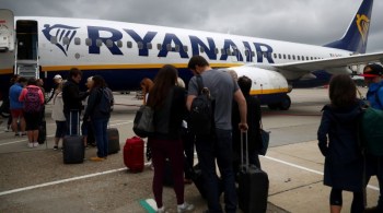 Tripulação de cabine estará de greve de 12 a 15 de julho, 18 a 21 e 25 a 28 de julho nos 10 aeroportos espanhóis onde a Ryanair opera