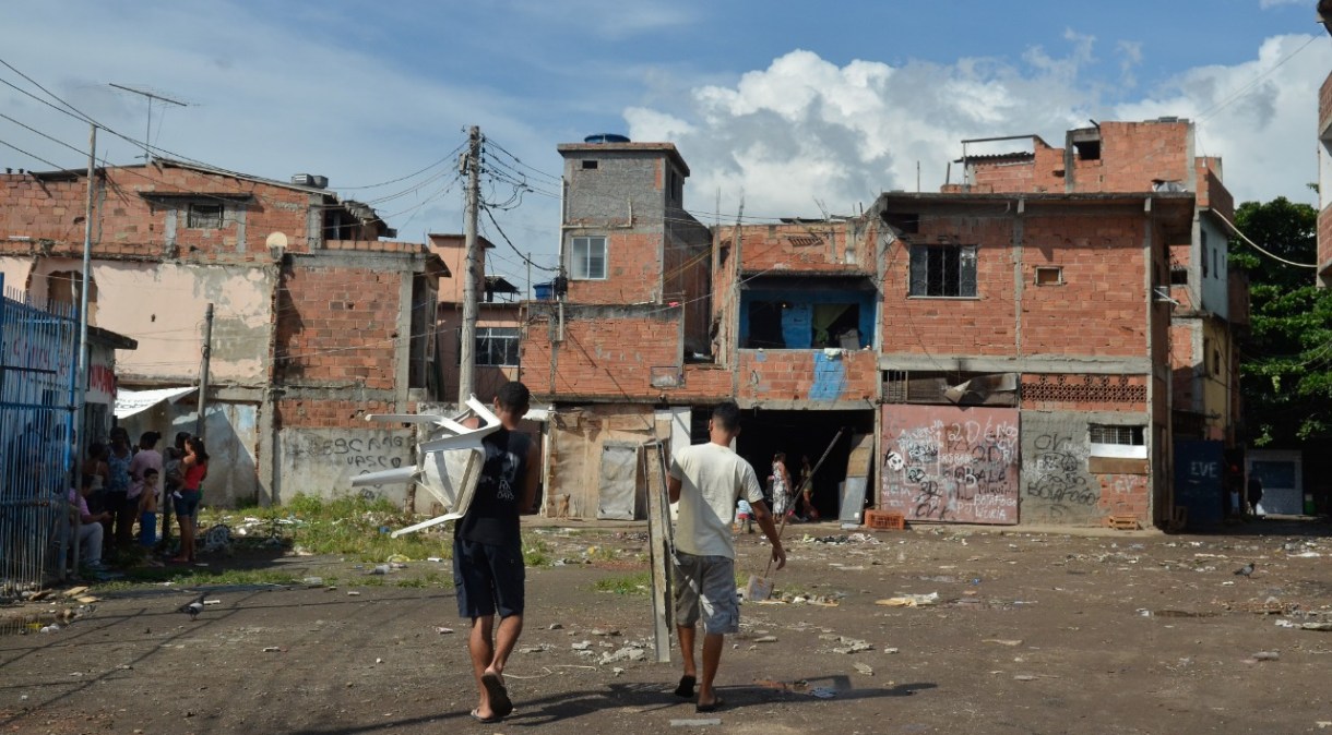 Jovens andam pela favela Metrô-Mangueira, situada ao longo da Avenida Radial Oeste, no Rio de Janeiro