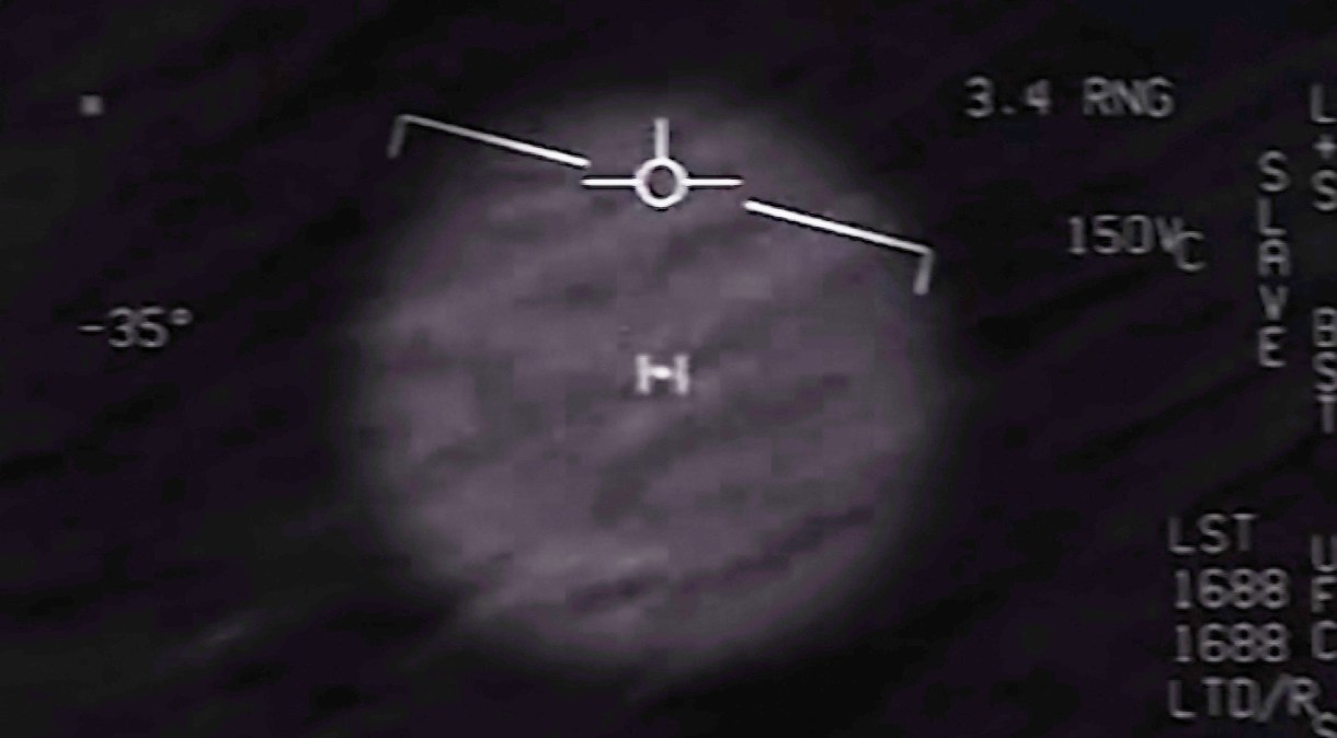 Em abril, o Pentágono divulgou vídeos que mostram OVNIs se movendo rapidamente enquanto eram gravados por câmeras com sistema infravermelho