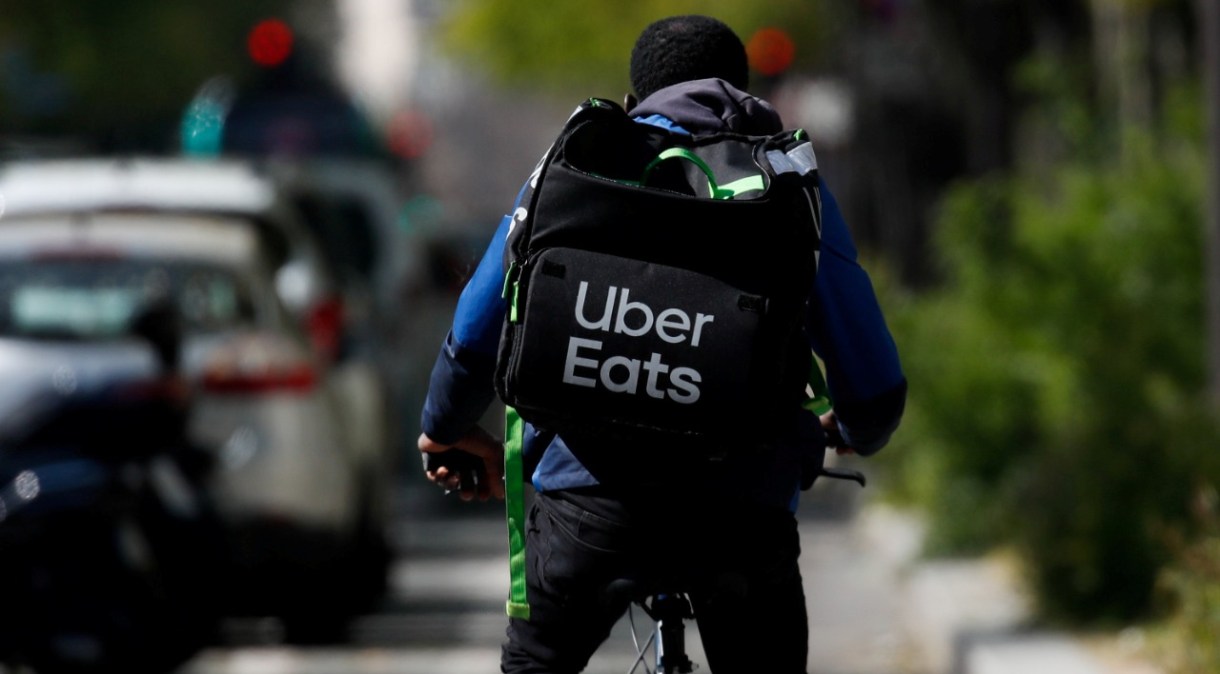 Entregador da Uber Eats durante dia de trabalho: empresa lança ferramenta de criação de sites para pedidos online