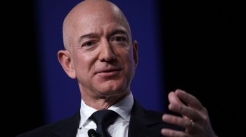 Como é dono de 11,1% das ações da companhia, somente em papéis da Amazon, Bezos possui cerca de US$ 191 bilhões