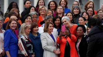 Com aumento da representatividade feminina na política americana, as ex-presidenciáveis Kamala Harris e Amy Klobuchar são as favoritas a vaga 