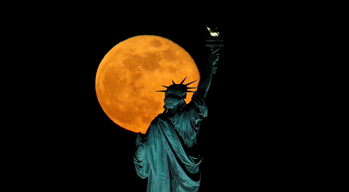 Estátua da Liberdade com a Lua ao fundo
