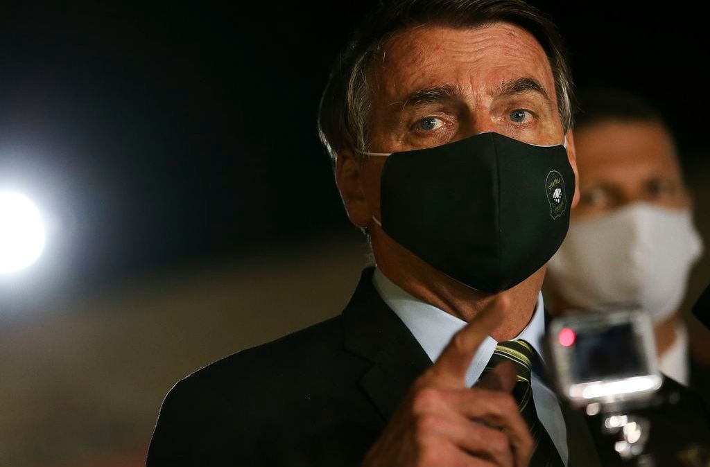 O presidente Jair Bolsonaro usa máscara ao falar em frente ao Palácio da Alvorada, em Brasília