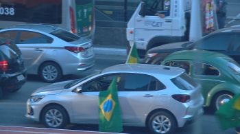 Dentro de carros e com bandeiras do Brasil, eles pediam o fim do isolamento social e criticavam o governador João Dória (PSDB)