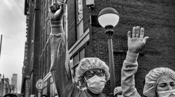 Diário visual da pandemia é clicado mantendo distancimaneto social e com o uso de máscara e luvas