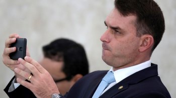 Rede e PSOL pedem o afastamento de Flávio Bolsonaro do cargo de 3º secretário da Mesa Diretora do Senado e a perda do seu mandato 