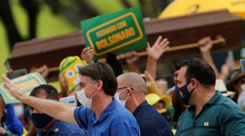 Depois da manifestação, os homens foram recebidos nos jardins do Palácio Alvorada por Bolsonaro, que chegou a fazer flexões ao lado deles