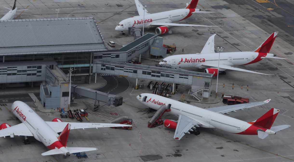 Aviões da companhia aérea Avianca estacionados em pátio de aeroporto (07.abr.2020)