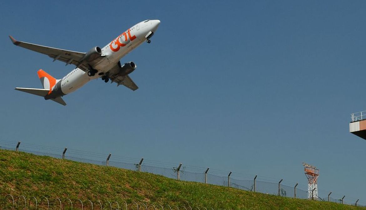 Avião da companhia Gol decola no Aeroporto de Congonhas, em São Paulo