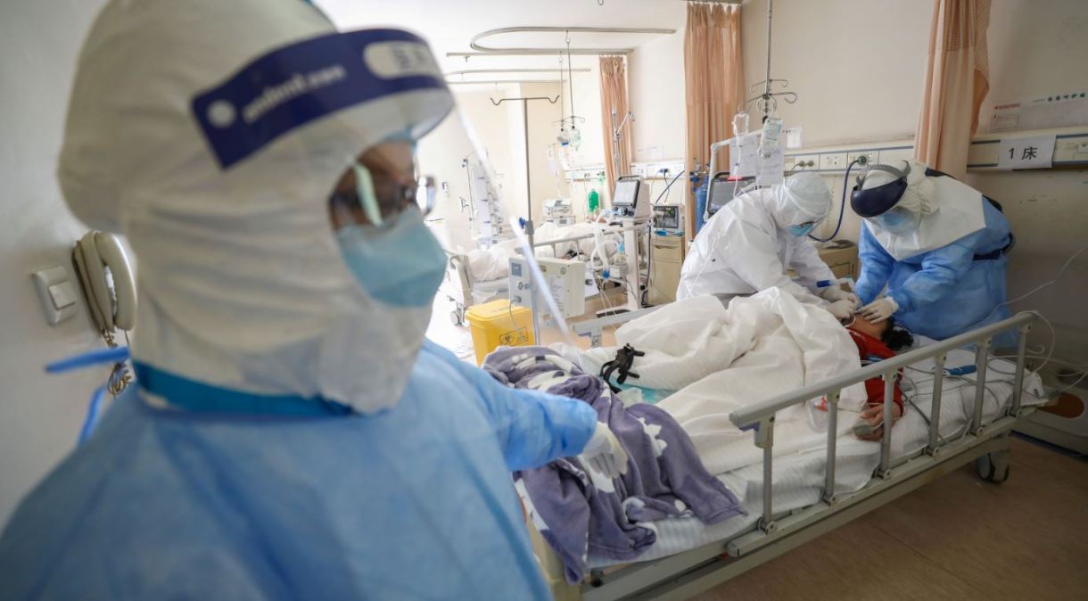 Paciente contaminado pelo novo coronavírus (COVID-19) sob tratamento em hospital na cidade chinesa de Wuhan