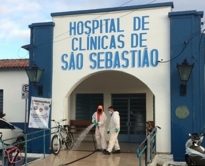 Funcionários sanitizam área externa do Hospital das Clínicas de São Sebastião durante pandemia do novo coronavírus