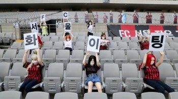 FC Seoul recebeu críticas por ter optado pelas bonecas no lugar de manequins para preencher o espaço da torcida