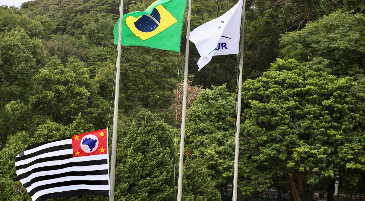 Bandeira do estado São Paulo a meio mastro, em luto oficial pelas vítimas do coronavírus.