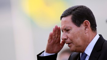 No dia 16 de maio, Mourão e sua esposa, Paula, entraram em isolamento no Palácio do Jaburu, após ele ter tido contato com um servidor que foi diagnosticado