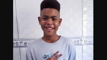 João Pedro brincava com primos na casa de familiares quando foi atingido por um tiro de fuzil. Família só conseguiu localizar o corpo do jovem hoje (19)