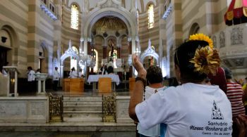  Primeira missa do dia, celebrada às 6h45, foi comandada pelo Padre Luiz Cláudio; basílica é a maior do país