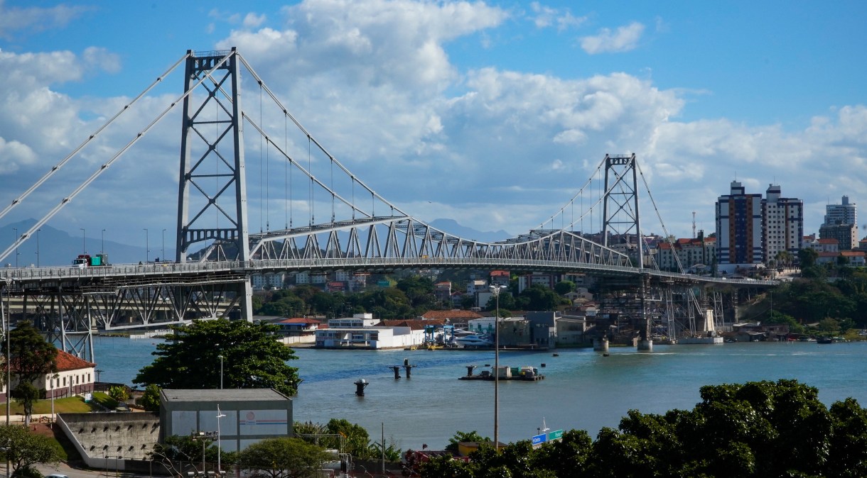 Rotina do centro de Florianópolis muda com as medidas decretadas devido à pandemia do novo coronavírus. Na imagem, a ponte Hercílio Luz