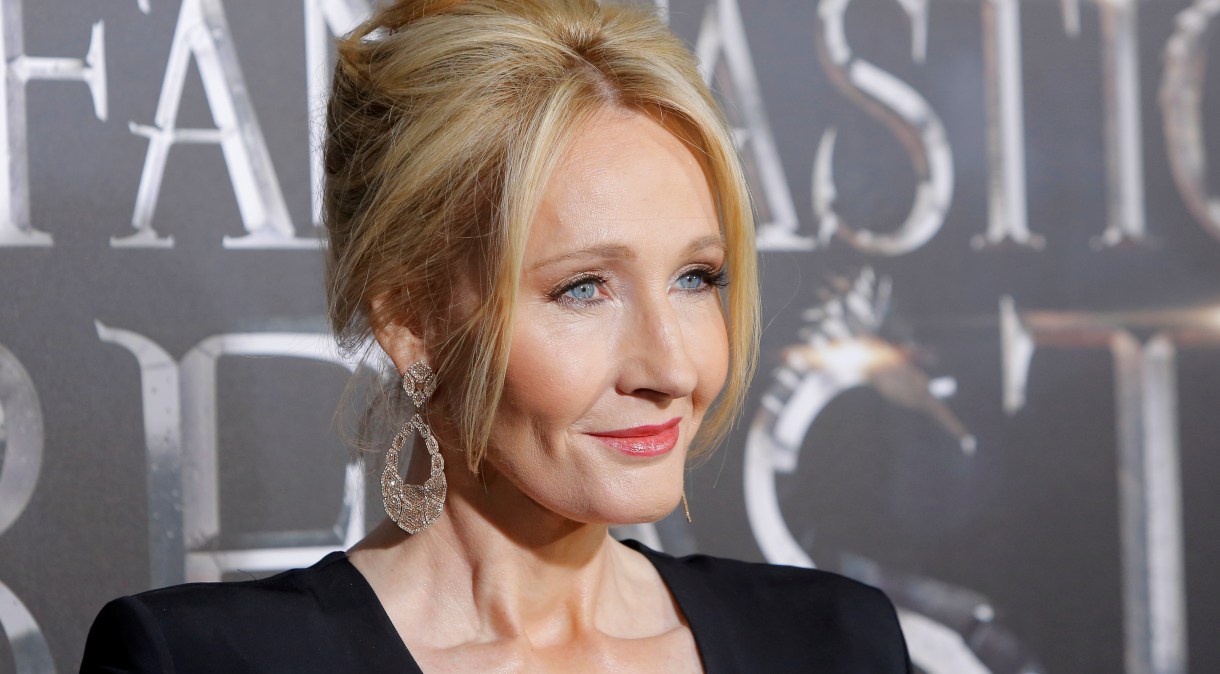 J.K. Rowling faz comentário transfóbico no X e revolta internautas