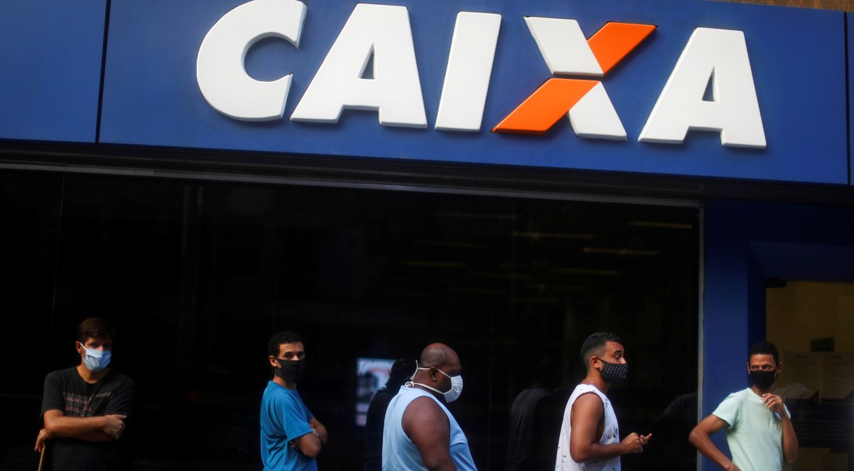 Pessoas fazem fila em agência da Caixa para tentar receber o auxílio emergencial