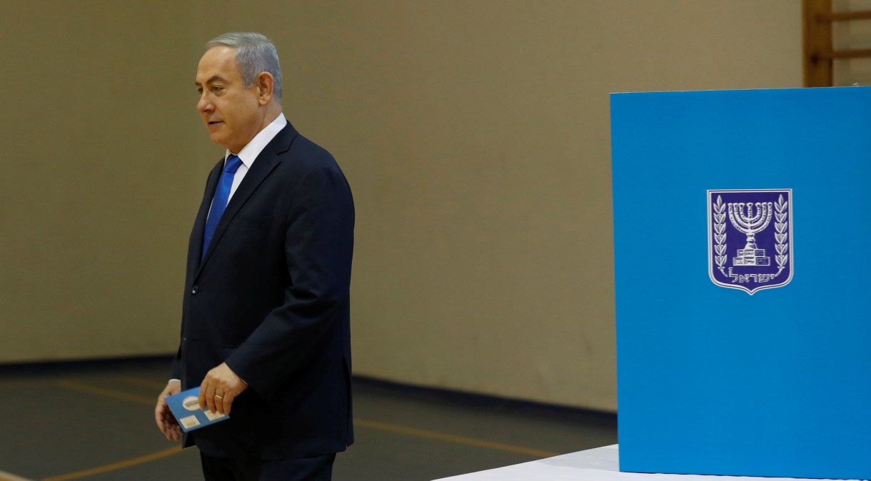 O premiê israelense Benjamin Netanyahu votando nas eleições israelenses (02.mar.2020)