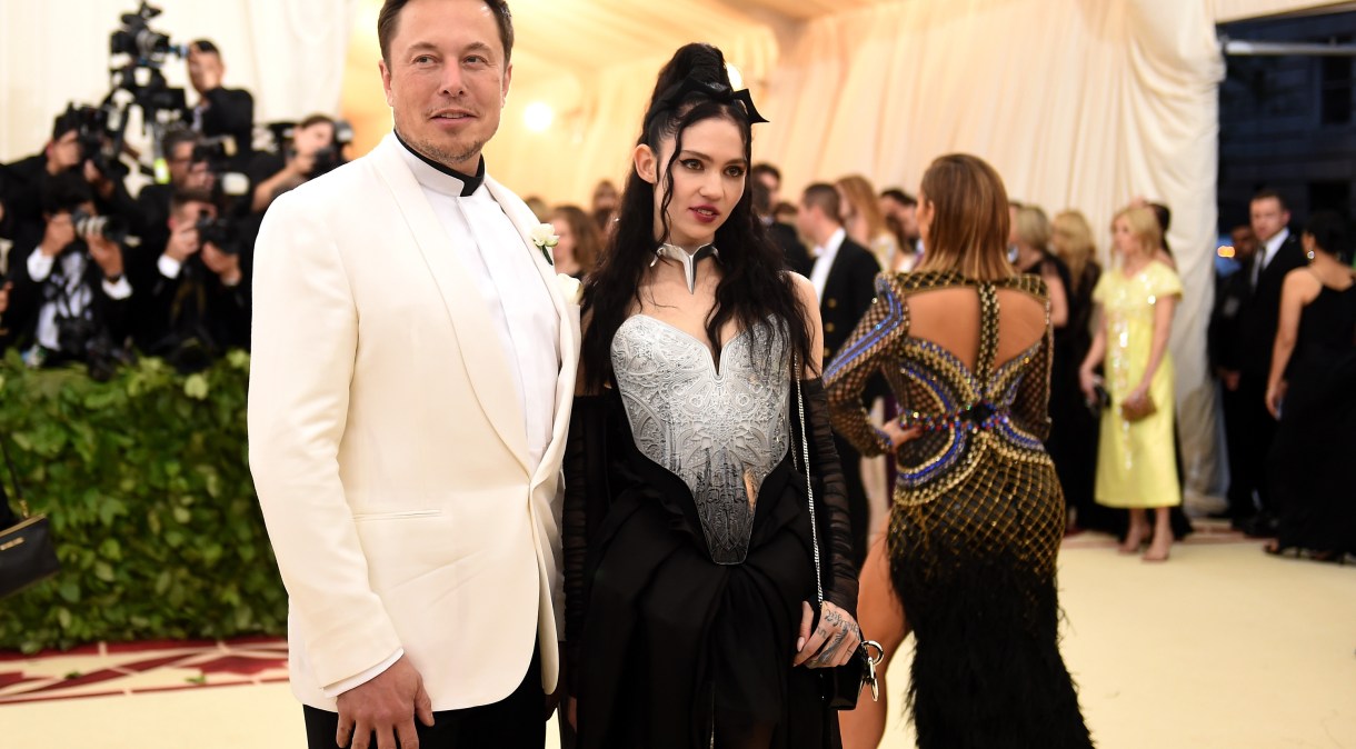 Grimes e Elon Musk anunciam que estão "semi-separados"