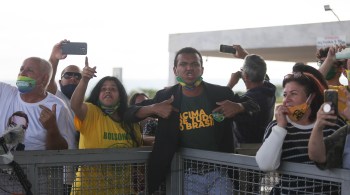 Os xingamentos contra profissionais da imprensa pela claque bolsonarista se tornaram rotina no Palácio da Alvorada, em Brasília