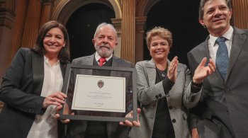 Ex-presidente visitou a capital francesa e se reuniu com o ex-presidente François Hollande ao lado de Dilma e Haddad