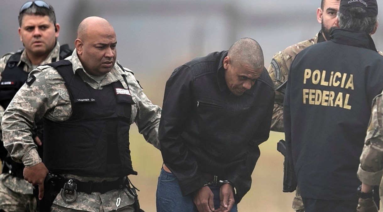Adélio Bispo de Oliveira é escoltado por policiais federais em aeroporto de Juiz de Fora