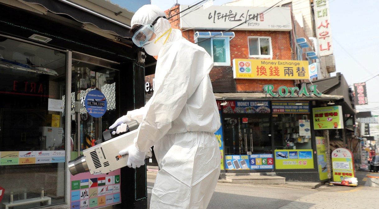 Funcionário desinfecta ruas do bairro de Itaewon, em Seul