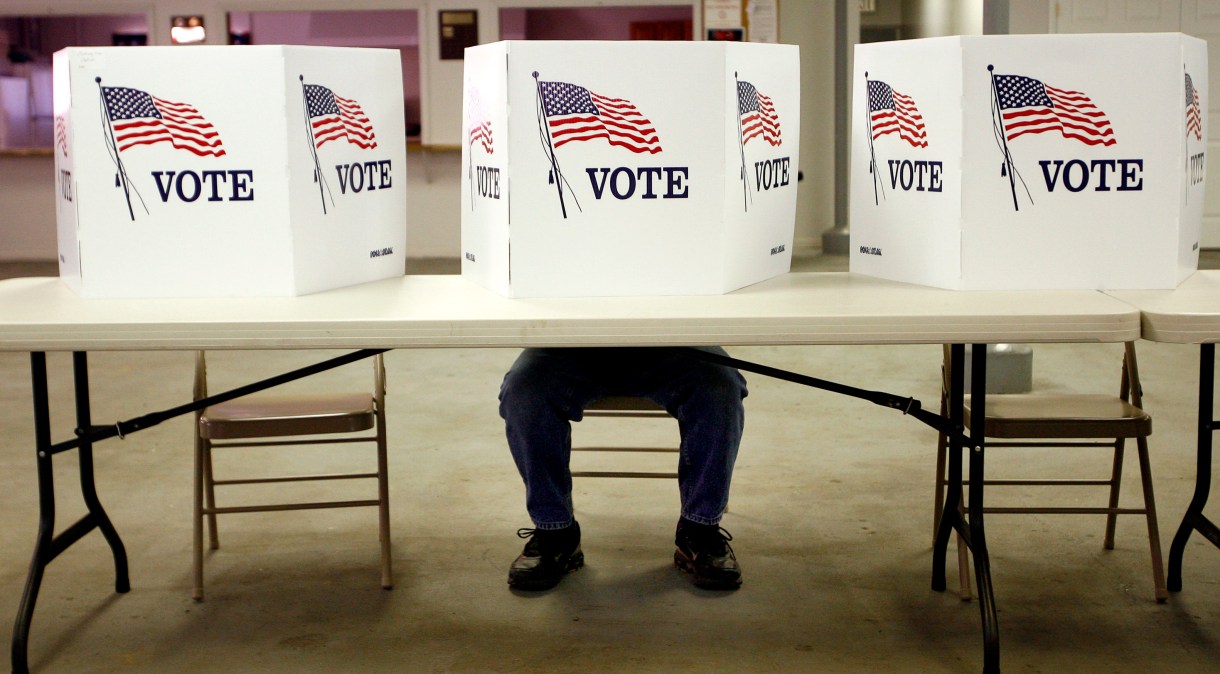 Eleitor participa de votação das primárias nos Estados Unidos em 2020