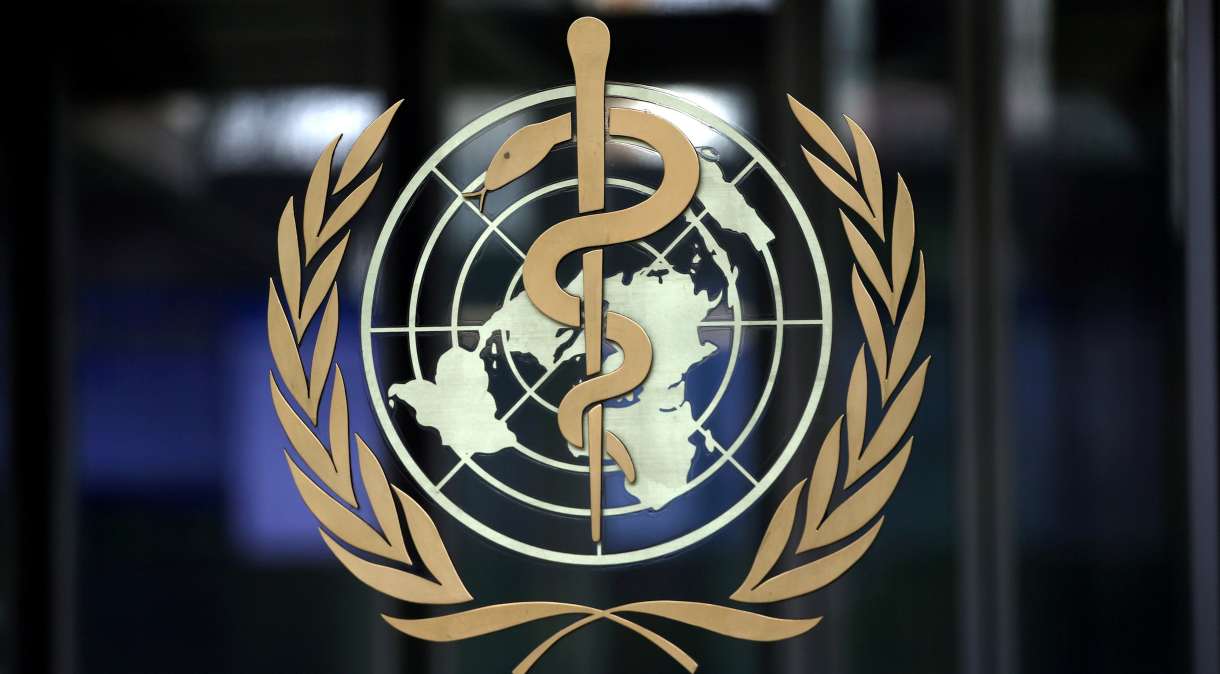 Logo da Organização Mundial da Saúde (OMS) na sede da organização, em Genebra, Suíça