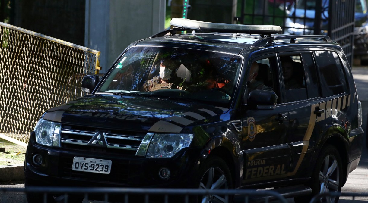 Carro da Polícia Federal (PF) deixa o Palácio Laranjeiras, no Rio, durante operação que teve como alvo o governador Wilson Witzel
