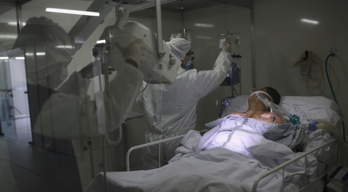Paciente com Covid-19 é tratado em hospital de campanha em Guarulhos (SP)