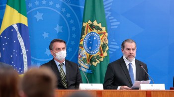 Presidente esteve por cerca de meia hora com o presidente do Supremo Tribunal Federal (STF), internado desde sábado após passar por pequena cirurgia