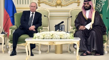Líderes de Rússia e Arábia Sauditam falaram sobre reforçar restrições de oferta de petróleo e de esforços conjuntos para cumprir acordo sobre corte de produção