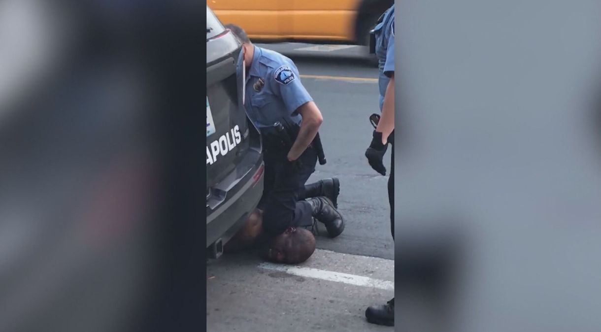 Vídeo registrou o momento em que George Floyd é asfixiado por policial branco