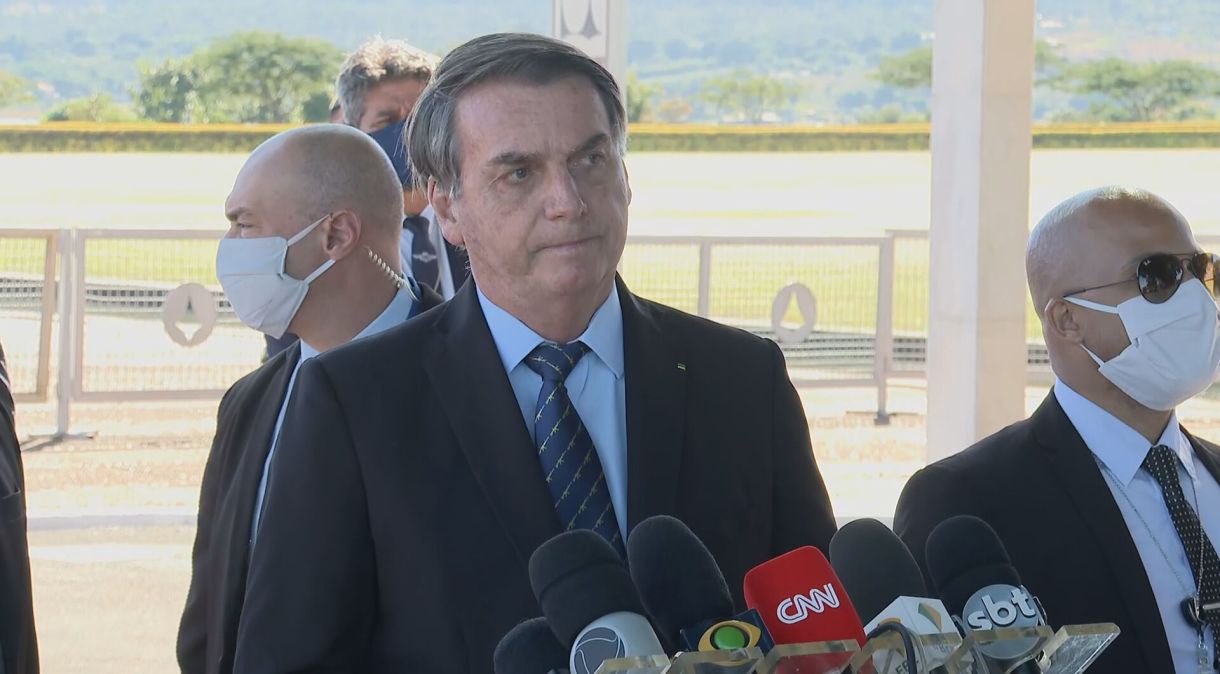 O presidente Jair Bolsonaro fala à imprensa na saída do Palácio do Alvorada
