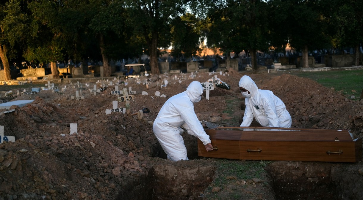 Coveiros sepultam em cemitério no Rio de Janeiro pessoa que morreu infectada pelo novo coronavírus